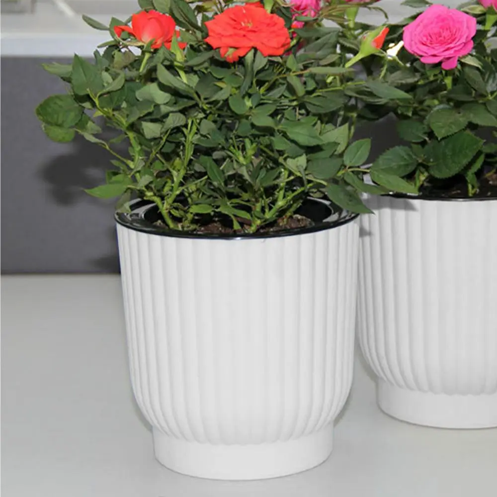 Blumentopf rund mit feinen Rillen, Fuß und dunklem Einsatz – Bild 2