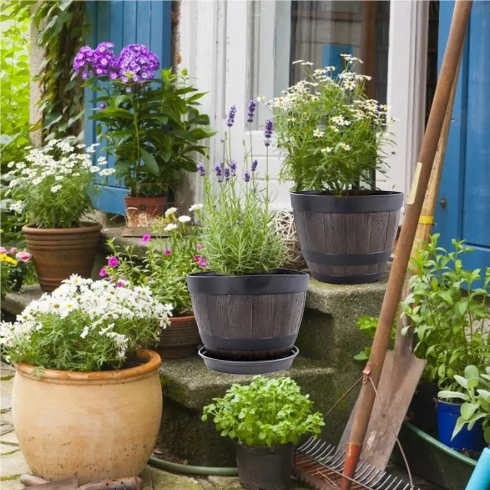 Blumentopf in Holzfass-Optik mit dunklen Zierreifen – Bild 4