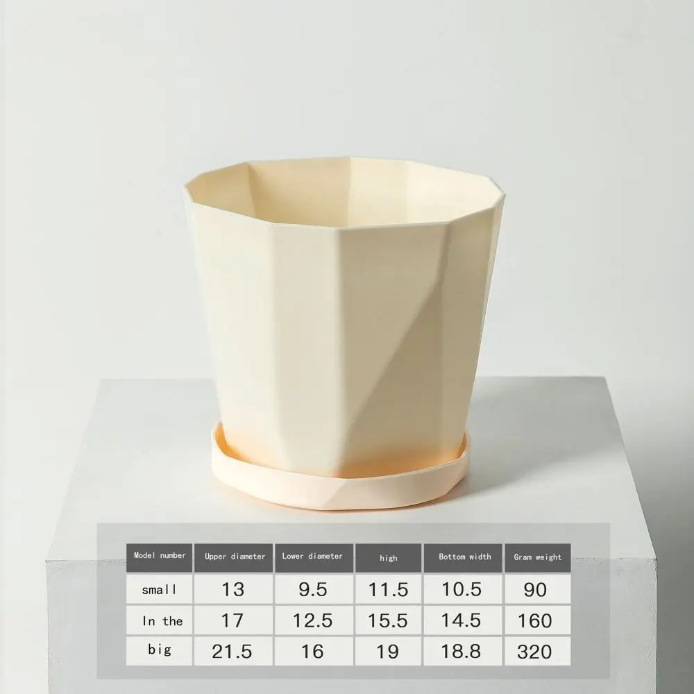 Blumentopf mit Untersetzer in kantiger Facettenform – Creme