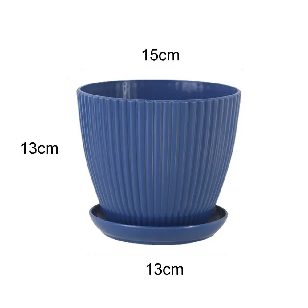 Blumentopf Kunststoff weiß mit Rillen und Untersetzer – Marineblau
